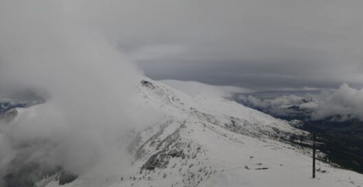 Wintereinbruch mit bedrohlich dunklem Himmel auf dem Piz Scalottas oberhalb der Lenzerheide heute Freitag. Bald schon wird die Sonne dem Schnee ein Ende setzen (Roundshot) Wintereinbruch mit bedrohlich dunklem Himmel auf dem Piz Scalottas oberhalb der Lenzerheide heute Freitag. Bald schon wird die Sonne dem Schnee ein Ende setzen (Roundshot)
