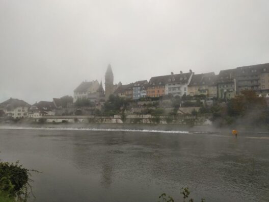 Bremgarten AG am Sonntagmorgen unter dem Nebelgrau. (Bild: Meteomeldungen/App) Bremgarten AG am Sonntagmorgen unter dem Nebelgrau. (Bild: Meteomeldungen/App)