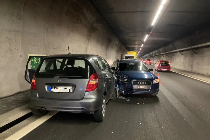 Obstalden GL - Unfall auf der A3 - Auto gerät auf die Gegenfahrbahn