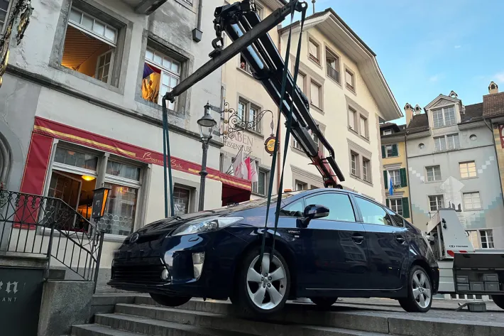 Stadt Luzern - Mit Auto auf Rathaustreppe stecken geblieben Stadt Luzern - Mit Auto auf Rathaustreppe stecken geblieben