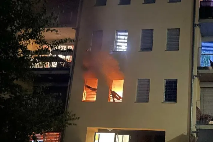 Bulle FR – Wohnhaus gerät in Brand
