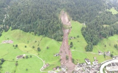 Hangrutsch in Schwanden GL – Erdmassen pflügen Bäume um