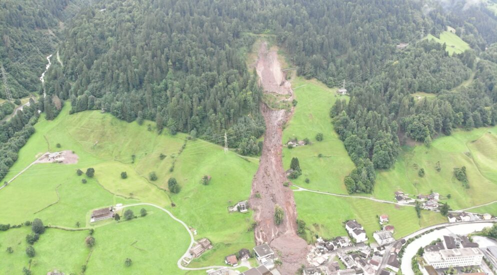 Hangrutsch in Schwanden GL: Erdmassen pflügen Bäume um