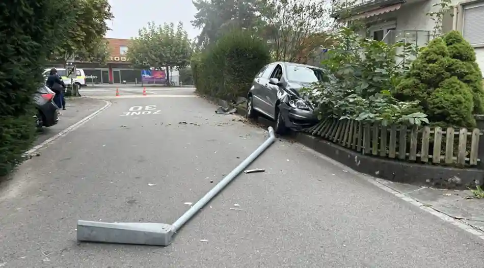 Aarau Rohr AG – Gartenzaun plattgefahren – am Mercedes entstand Totalschaden