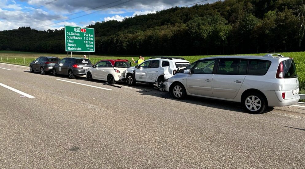 Kaiseraugst AG / A3 – Bei Spurwechsel in stehende Kolonne geprallt