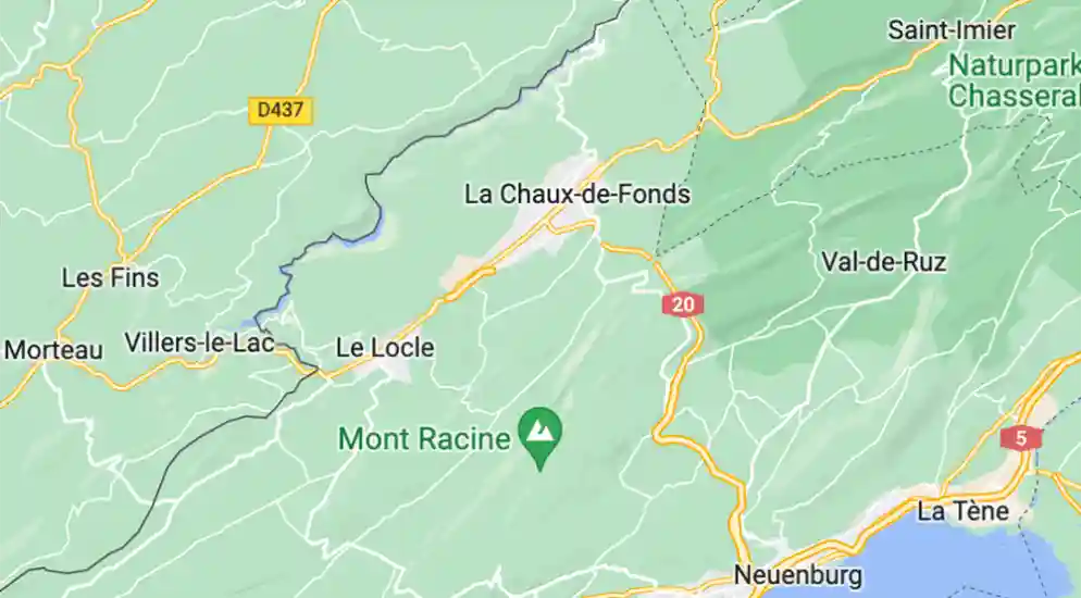 La Chaux-de-Fonds NE – Zug rammt auf dem Bahnübergang stehendes Auto