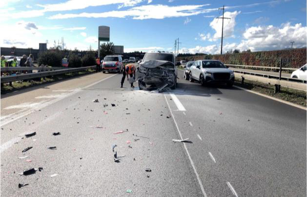 A1 bei Deitingen – Auffahrkollision mit fünf Fahrzeugen, vier Personen in ein Spital gebracht