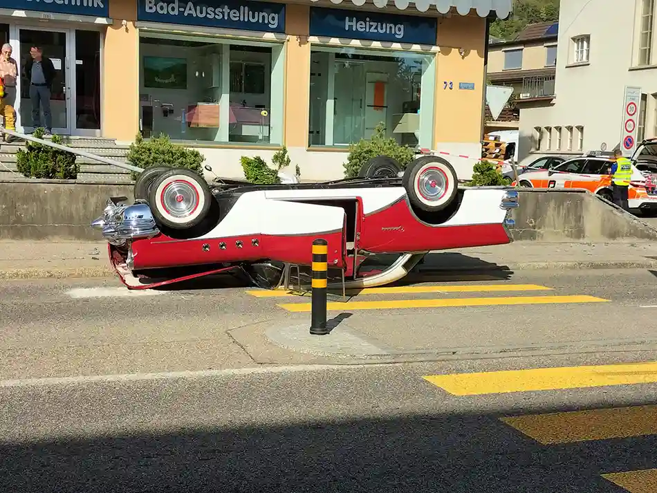 Oensingen SO: Selbstunfall mit Oldtimer – Fahrzeuglenker (69) verletzt Oensingen SO: Selbstunfall mit Oldtimer – Fahrzeuglenker (69) verletzt