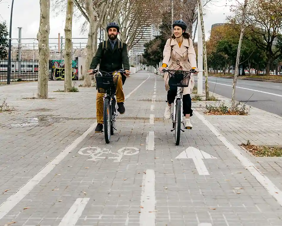 Mit Velo und E-Bike unterwegs Mit Velo und E-Bike unterwegs