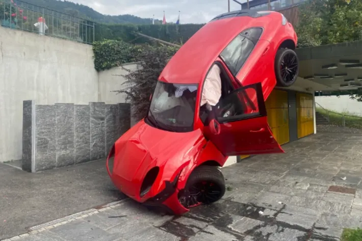 Neuheim/Walchwil ZG - Nach Unfall auf einem Friedhofplatz gelandet Neuheim/Walchwil ZG - Nach Unfall auf einem Friedhofplatz gelandet