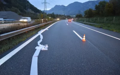 Chur GR – Transparente Plastikfolie auf der A13 löst Auffahrkollision mit neun Personenwagen aus