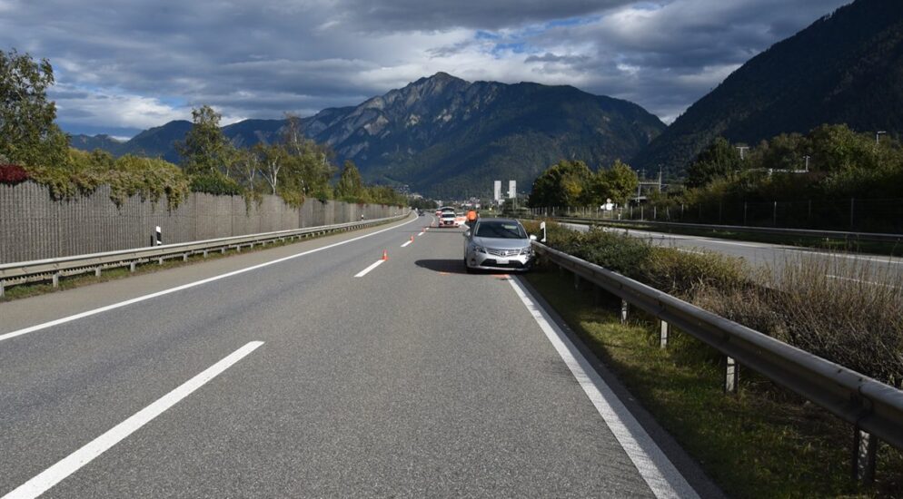 Domat/Ems GR / A13 – Verwirrte 86-Jährige prallt mit Auto in Mittelleitplanke