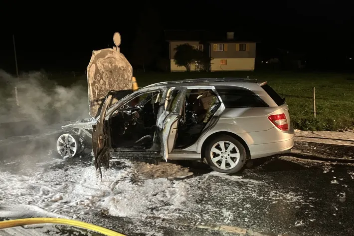 A3/Mollis GL - Auto während der Fahrt in Brand geraten A3/Mollis GL - Auto während der Fahrt in Brand geraten