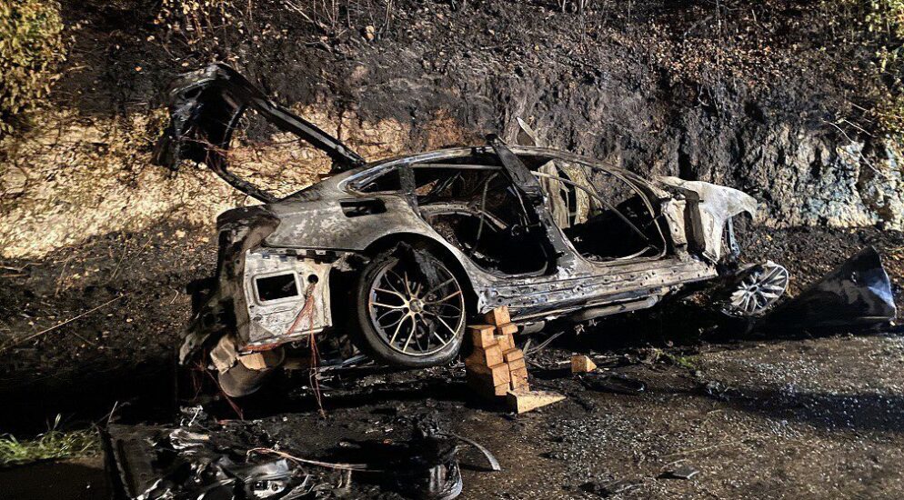 Blauen BL – BMW kracht in Felswand und fängt Feuer – zwei Personen verletzt