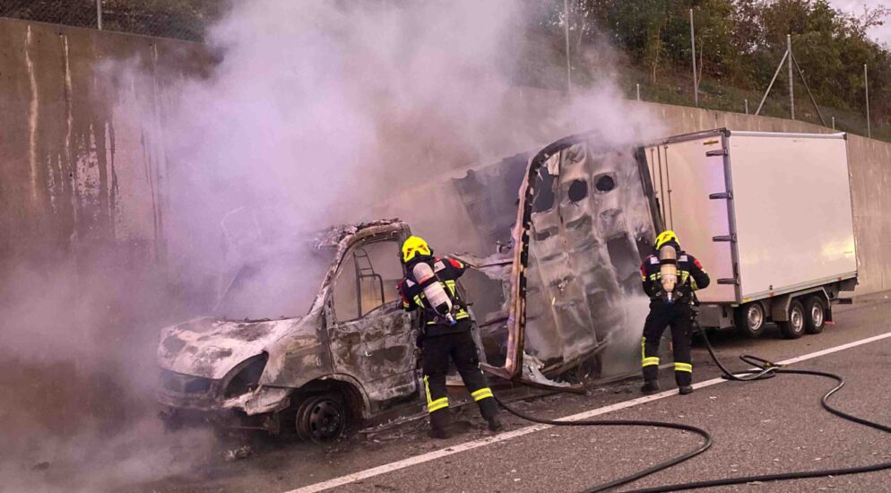 Härkingen SO: Lieferwagen auf der A1 in Vollbrand geraten Härkingen SO: Lieferwagen auf der A1 in Vollbrand geraten