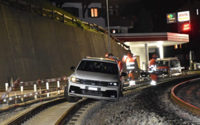 Irrfahrt in Klosters GR – Betrunkene fährt mit Fahrzeug 470 Meter auf Bahngleis