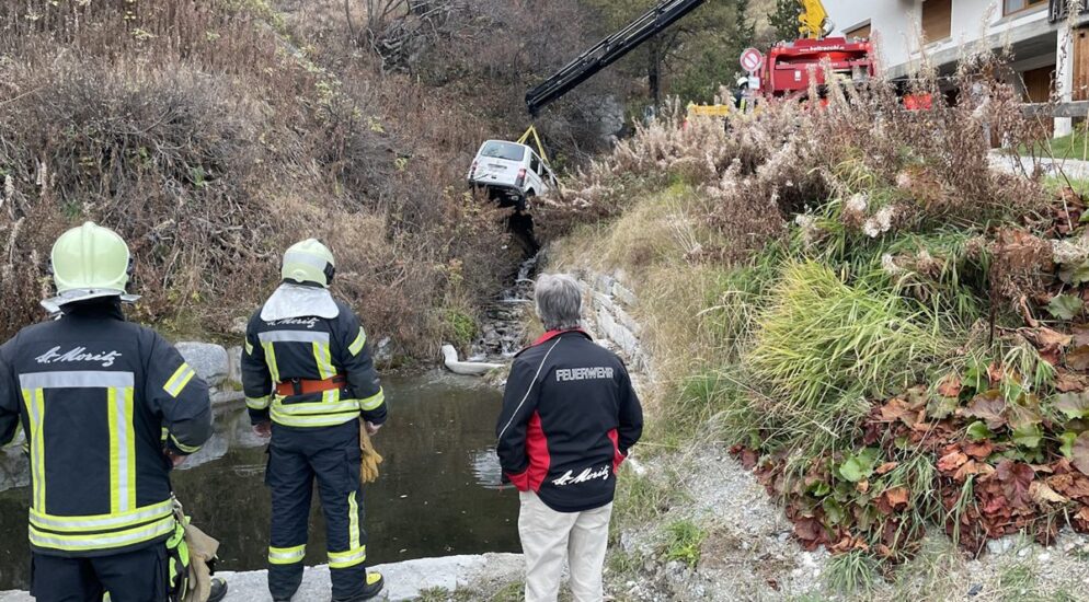 Unfall in St – Moritz GR: Deutscher (68) prallt gegen Mauer und landet in Bach