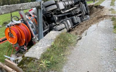 Brusio GR – Stützmauer gibt nach – Lastwagen kippt zur Seite