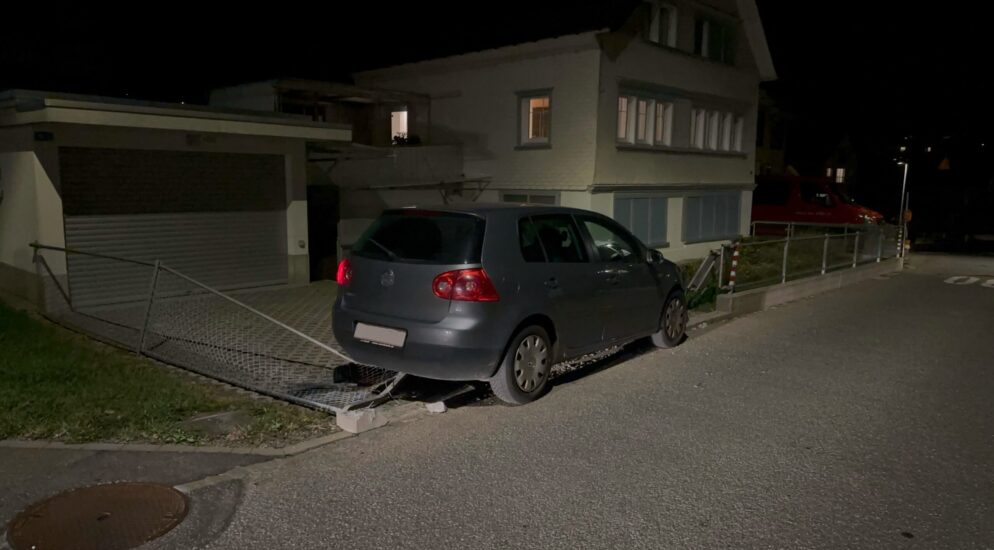 Heiden AR – Fahrunfähiger Autofahrer (21) kollidiert mit Zaun