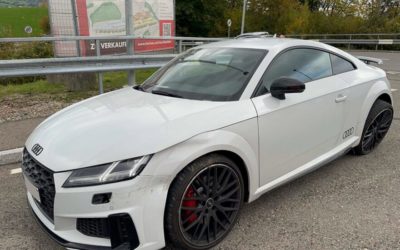 Leitplanke AR – Audi-Fahrer (30) kollidiert mit Leitplanke