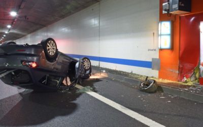 Kriens LU / Autobahn A2 – Toyota landet auf Dach – vier Personen verletzt