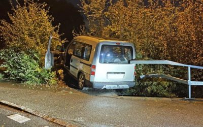 Triengen LU – Alkoholisierter Autofahrer (46) durchbricht Brückengeländer
