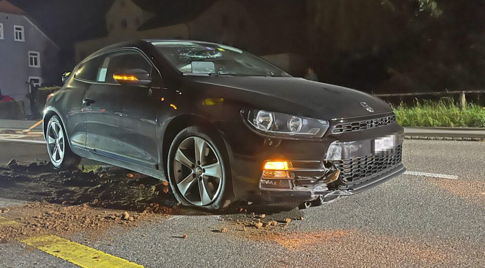 Tägerwilen TG – Stark alkoholisierte Autofahrerin (40) kollidiert mit Verkehrsinsel