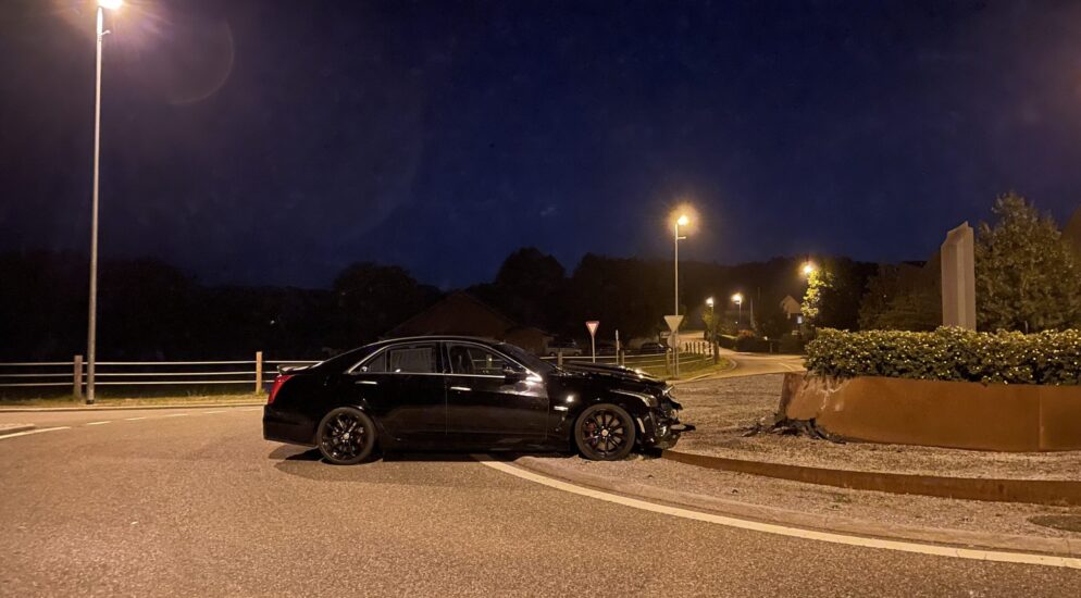 Waltenschwil AG – Cadillac kollidiert mit Kreiseleinrichtung – eine Person verletzt