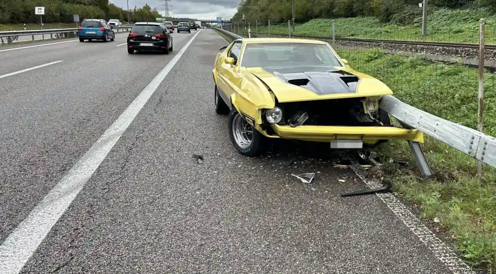 Walterswil AG/A1 – Auf nasser Fahrbahn mit Liebhaberfahrzeug verunfallt
