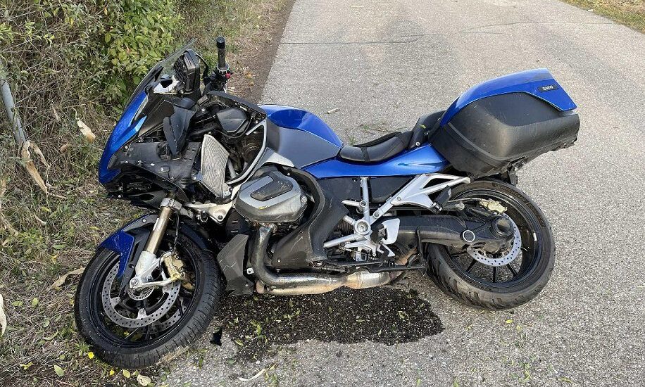 A1 FR: Motorradfahrer nach Unfall auf der Autobahn schwer verletzt – Rega im Einsatz