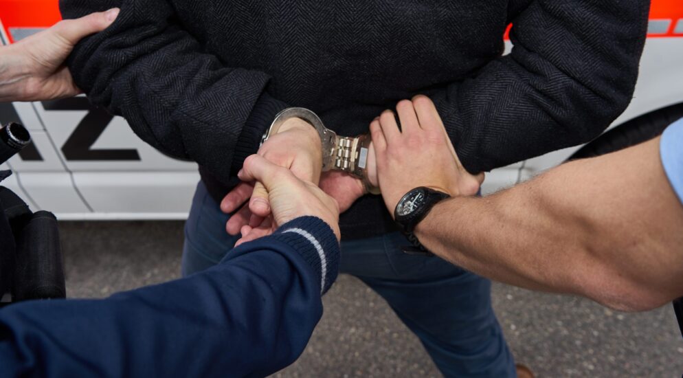 Stadt Zürich ZH (Kreis 3) – Nach dem Unfall klicken die Handschellen