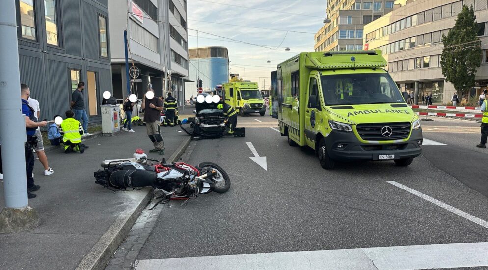 Stadt Basel BS – Heftige Kollision zwischen Motorrad und Auto – zwei Verletzte