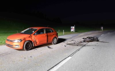 Pfaffnau LU – Motorradfahrer kollidiert mit Signaltafel und Auto – zwei Verletzte