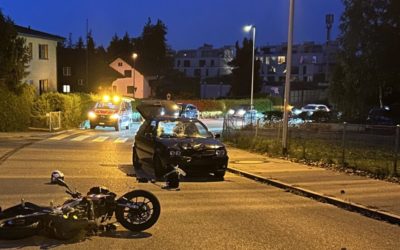 Altendorf SZ – Motorradfahrer (16) nach Kollision mit Auto erheblich verletzt