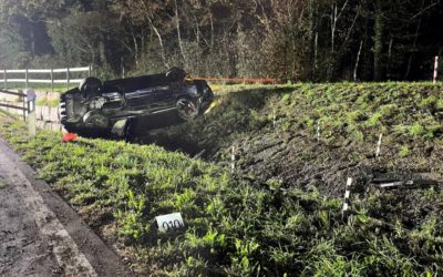 Heftiger Unfall in Neerach ZH – 21-Jähriger crasht – zwei Mitfahrer schwer verletzt