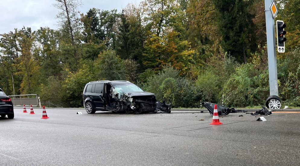 Rümlang ZH – Mann (42) bei Selbstunfall mit Personenwagen schwer verletzt