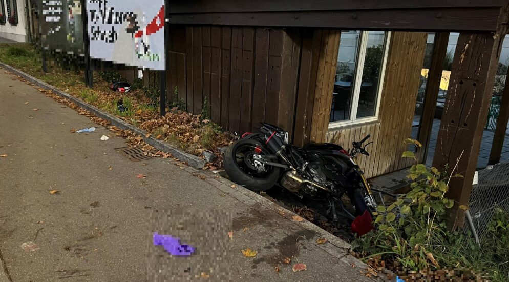 Selbstunfall in Uitikon ZH – Teenies flüchten mit Töff vor Polizei – schwer verletzt