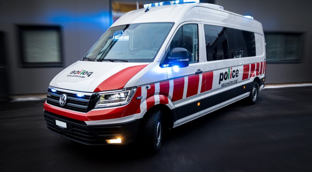 Les Geneveys-sur-Coffrane NE – Nach Kollision mit Brunnen verletzt