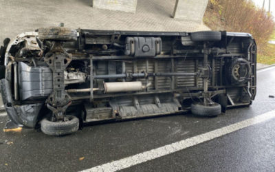 Ebikon LU / Verbindungsrampe A2 / A14 – Lieferwagen kippt bei Selbstunfall auf Seite