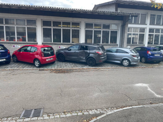 Stadt St.Gallen SG: Nicht korrekt gesicherter Lieferwagen rollt in Autos Stadt St.Gallen SG: Nicht korrekt gesicherter Lieferwagen rollt in Autos