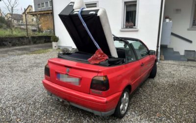 Stadt St.Gallen SG – Frau (27) transportiert Sofa in offenem Cabriolet