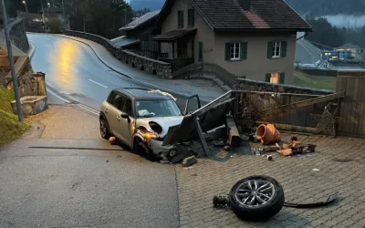 Schwerer Unfall in Surava GR – Mehrfache Kollisionen mit Mauern