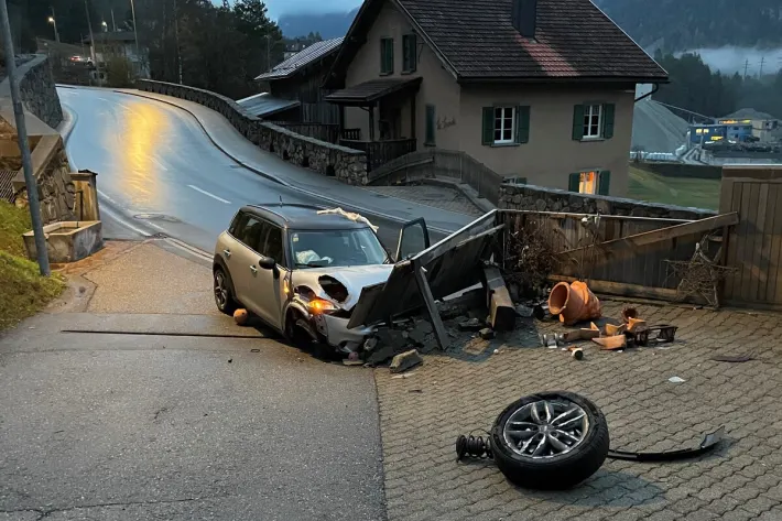 Schwerer Unfall in Surava GR – Mehrfache Kollisionen mit Mauern