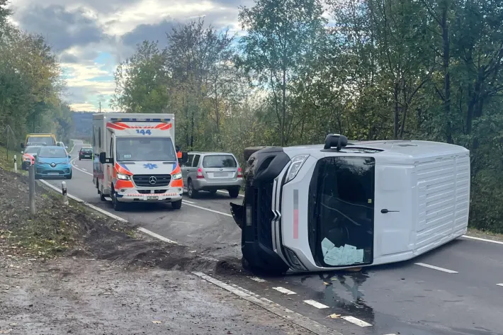 Mammern TG – Lieferwagen kippt auf Seite – Fahrer (33) verletzt