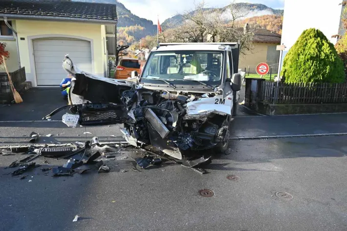 Mels SG – Lieferwagen heftig mit Lastwagen kollidiert