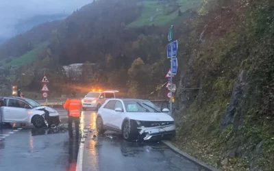 Mühlehorn GL – Totalschaden und Verkehrsbehinderungen nach Unfall