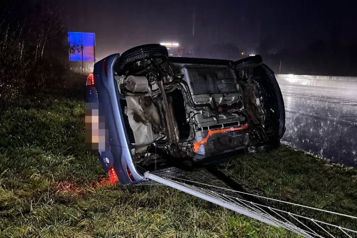 Egerkingen SO – Autolenkerin (31) prallt bei Selbstunfall in Baustellenelemente