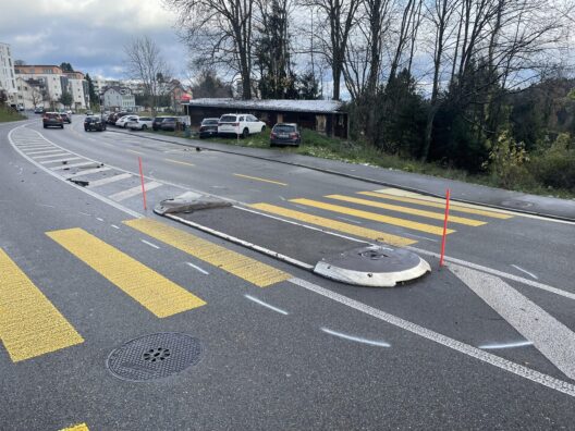 Stadt St.Gallen SG: Autofahrer (52) fährt über Mittelinsel – Totalschaden Stadt St.Gallen SG: Autofahrer (52) fährt über Mittelinsel – Totalschaden