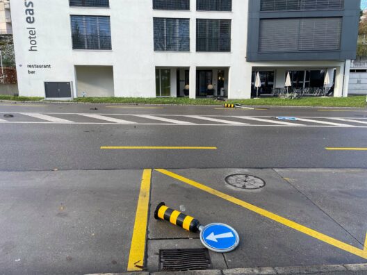 Stadt St.Gallen SG: Autofahrer (52) fährt über Mittelinsel – Totalschaden Stadt St.Gallen SG: Autofahrer (52) fährt über Mittelinsel – Totalschaden