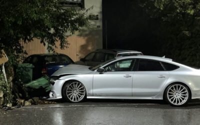 Grenchen SO – Audi-Fahrer (21) prallt bei Selbstunfall in Gartenmauer – Zeugenaufruf